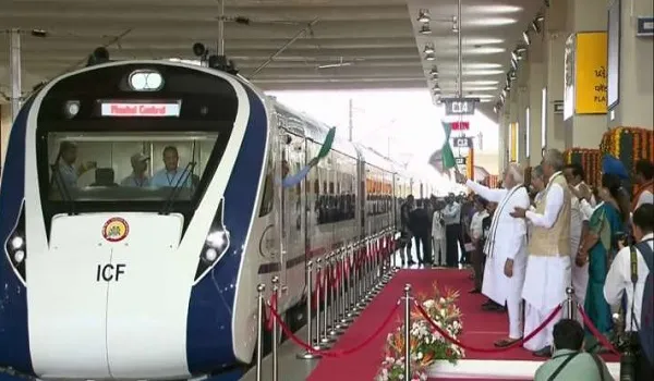 Vande Bharat Express: PM मोदी ने गांधीनगर-मुंबई के बीच वंदे भारत एक्सप्रेस ट्रेन को दिखाई हरी झंडी 
